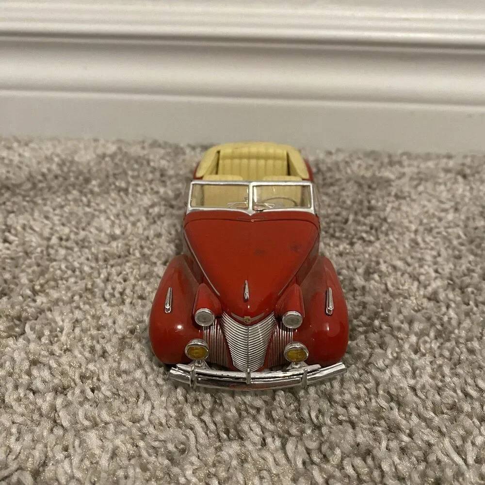 Signature 1940 Cadillac Sedan Series 62 1:32 Scale Diecast Red Model Car